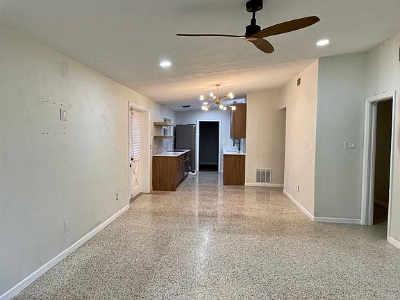 4th image of 535 Broxburn Ave