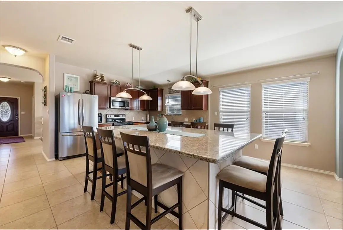 4 bed, 1938 sqft, $1,950 — Photo 1