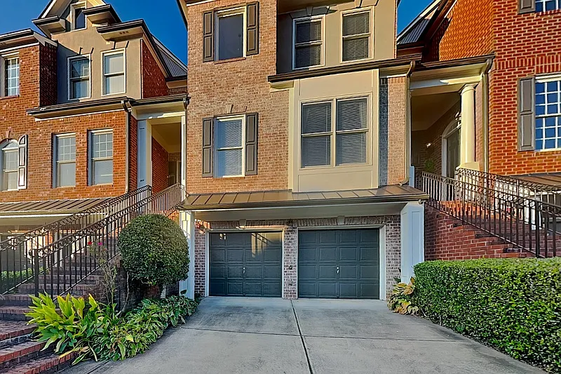 3 bed, 3.5 bath, 3375 sqft, $3,700 — Photo 2