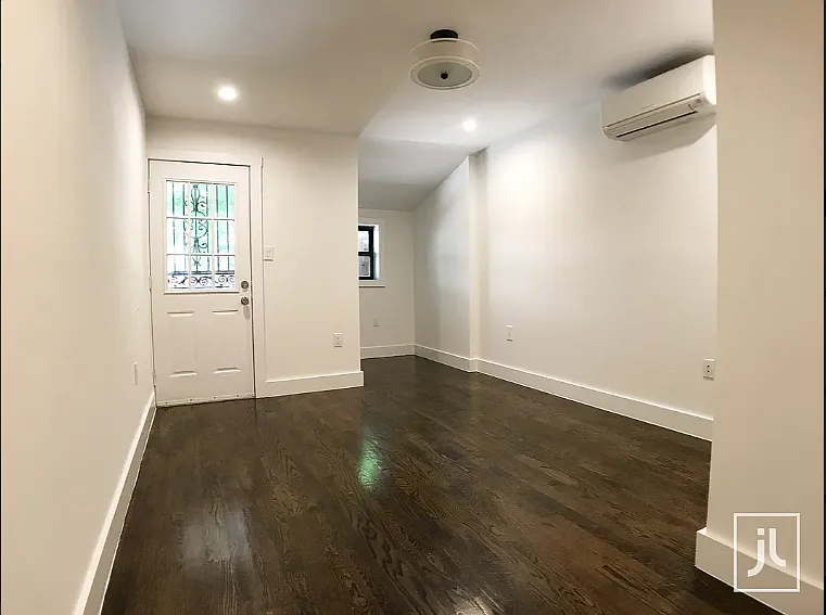 211 Moffat St #1 — Photo 4