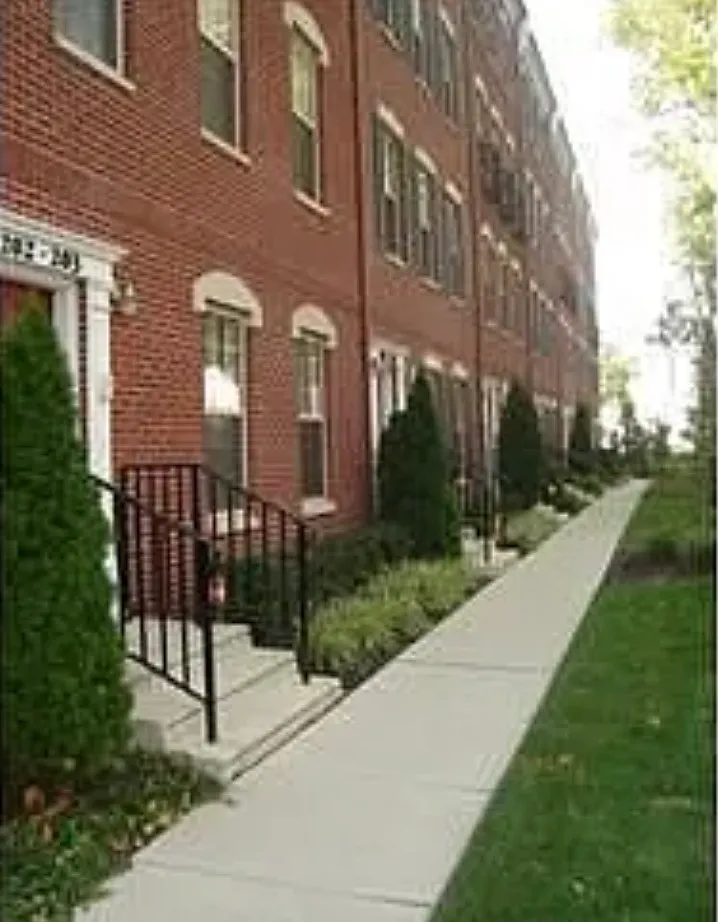 3 bed, 2.5 bath, 2100 sqft, $4,650 — Photo 1