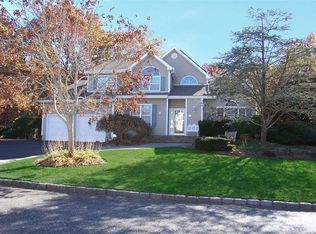 6 Paul Ct, Centereach, NY 11720