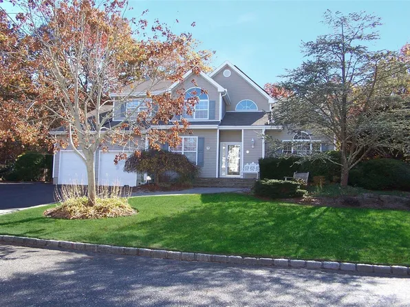 6 Paul Ct, Centereach, NY 11720