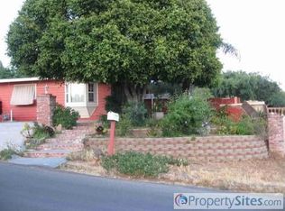 832 Crescent Dr, Vista, CA 92084