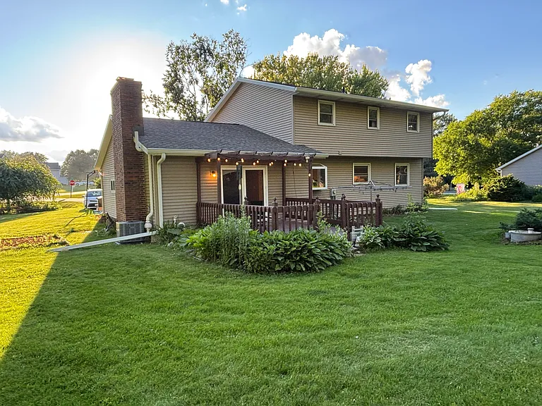 Devonshire Ln — Photo 1