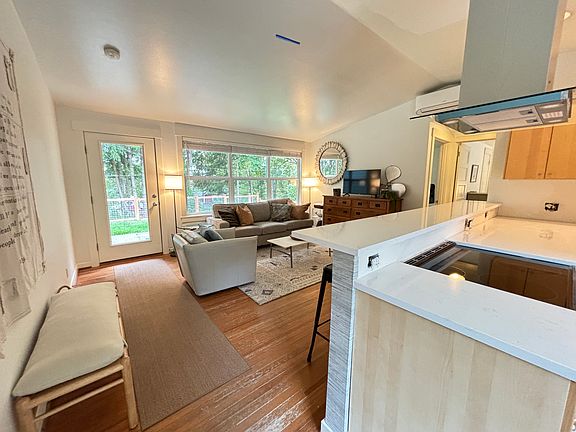 3rd image of 1574 Parkview Dr NE #10