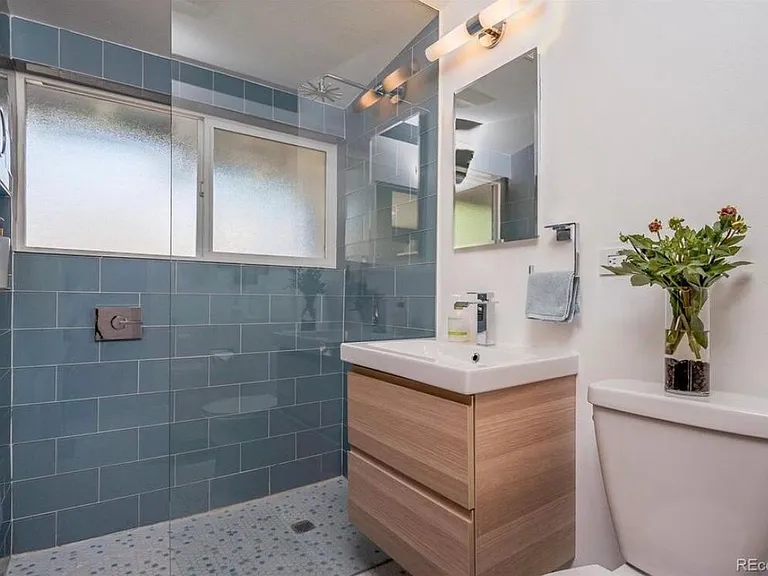 2510 S Lowell Blvd — Photo 17