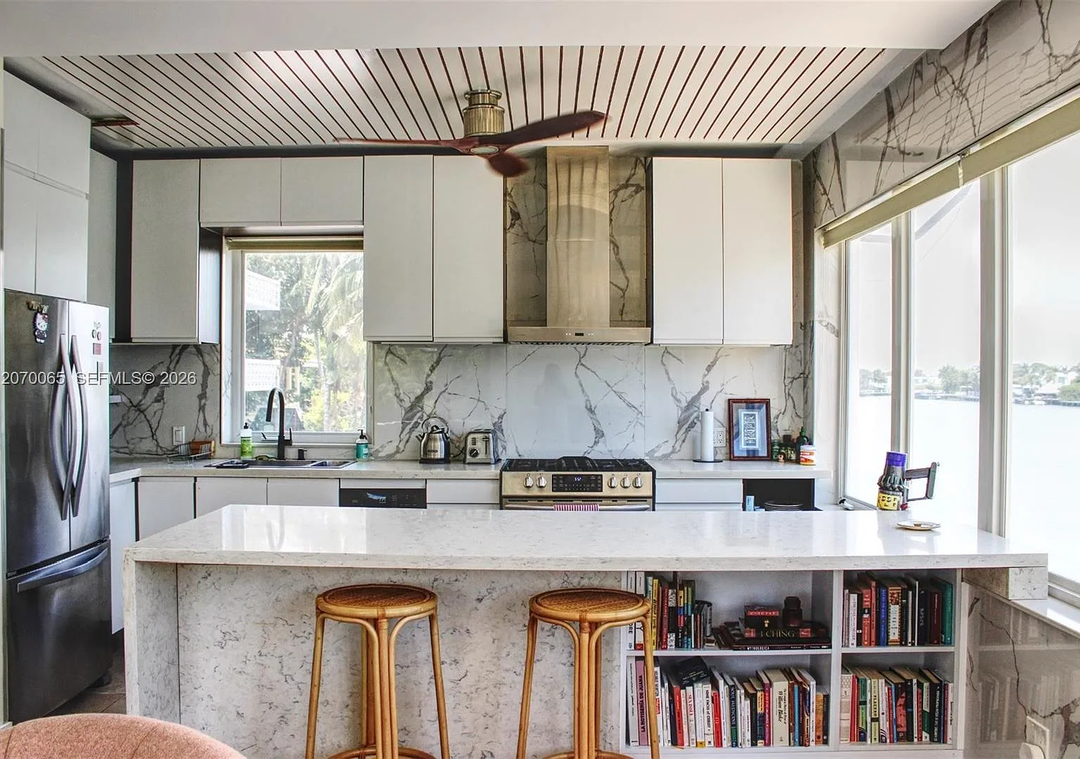 The Esquire House Of M B — Photo 2