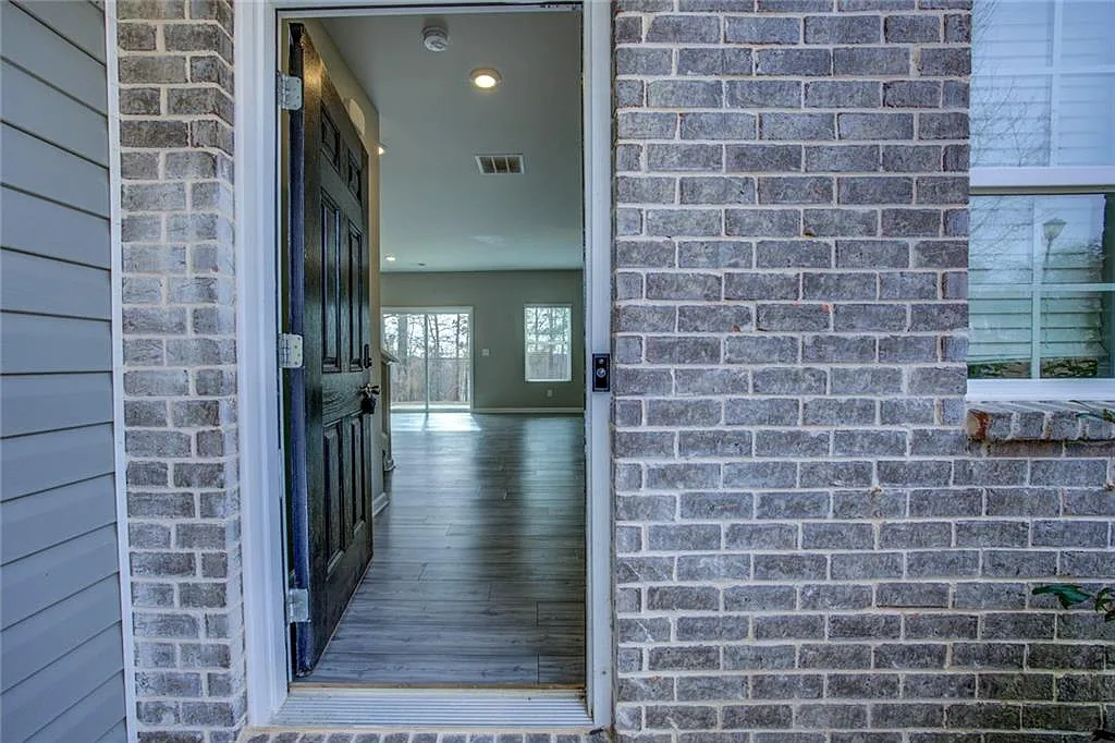 4 bed, 2.5 bath, 1986 sqft, $2,200 — Photo 2