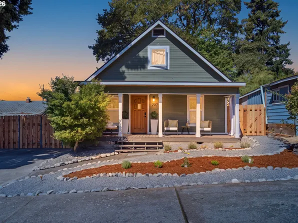 207 N Oak St, Bingen, WA 98605