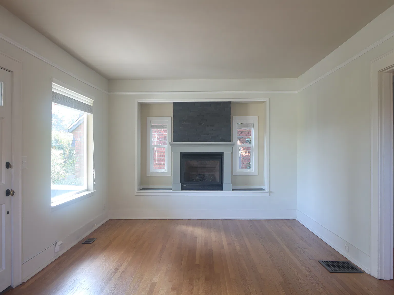 5761 35th Ave NE — Photo 3