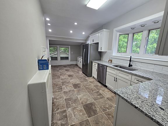 4th image of 107 Cedar Dr NW