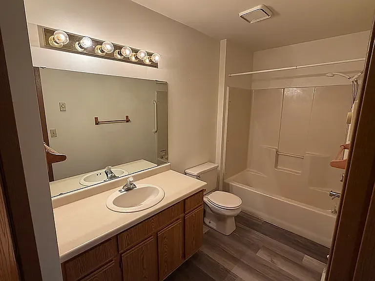 2 bed, 900 sqft, $1,050 — Photo 2