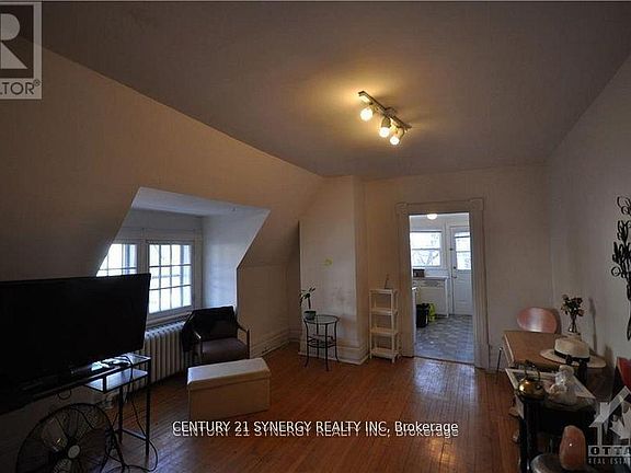 4th image of 458 Maclaren St #3