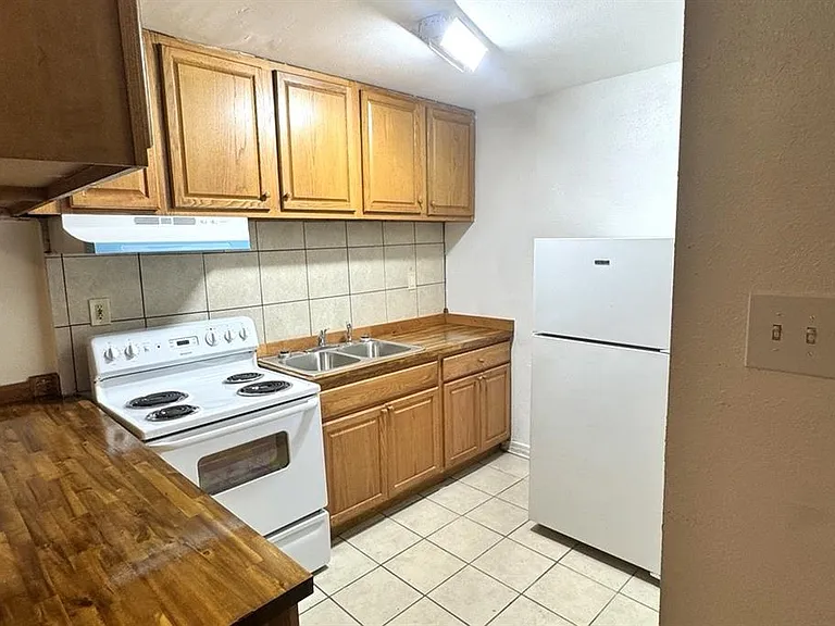 3423 Delaware Ave — Photo 3