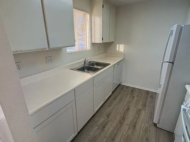 470 Westminster Pl — Photo 14