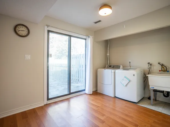 915 Inverhouse Dr #15, Mississauga, ON L5J 4B2
