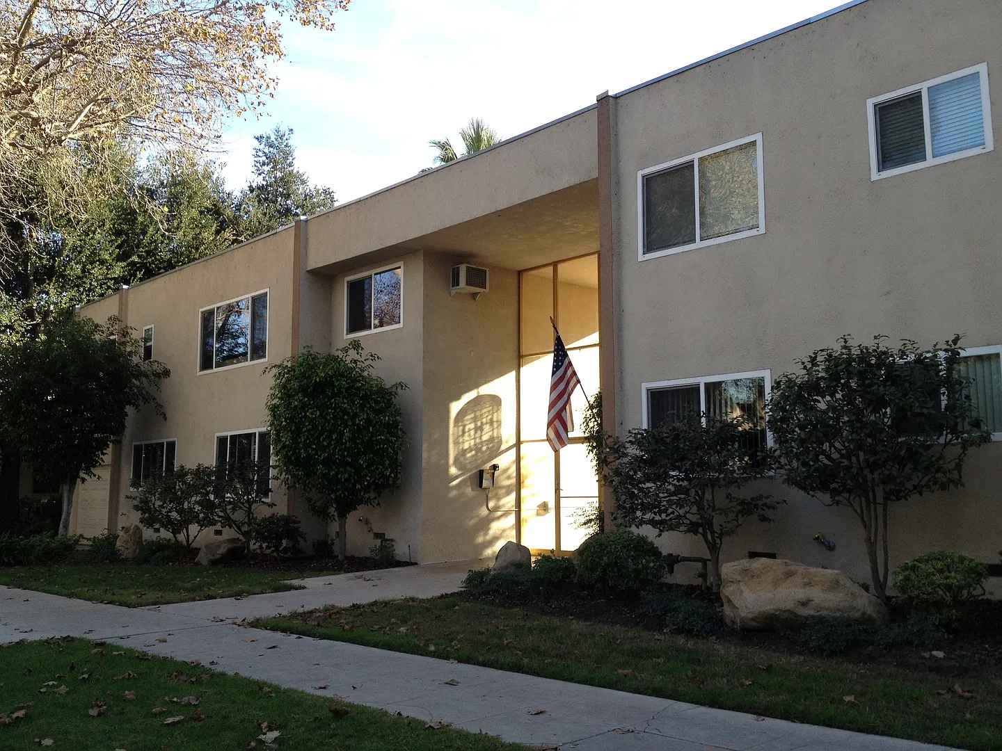 3120 West Riverside Apartments — Photo 3