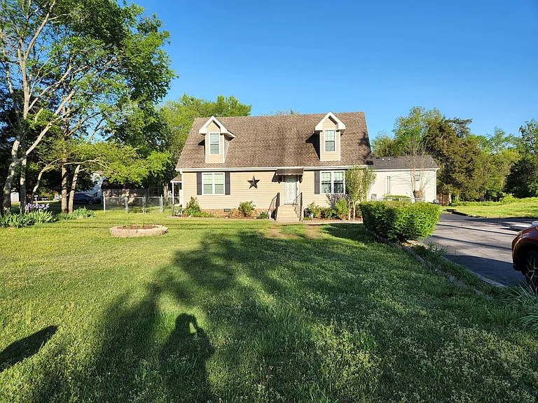 1129 S Maple St — Photo 2
