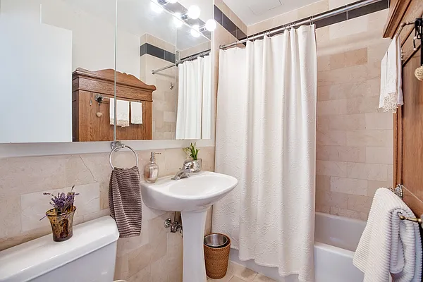 Rented by BLU Real Estate | media 23