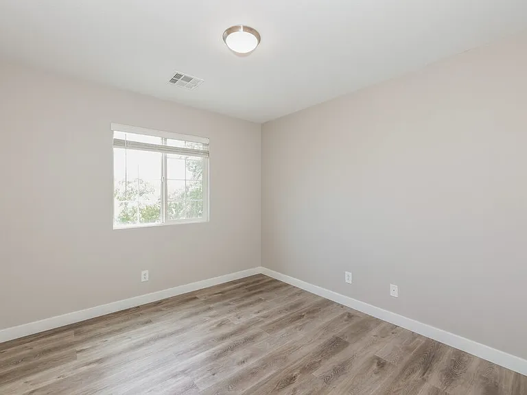 10215 Cougar Crossing St — Photo 12