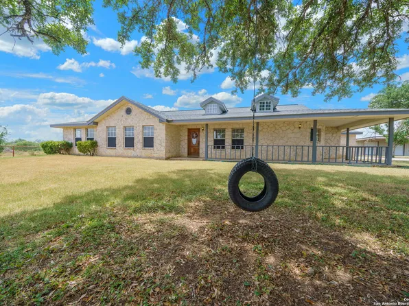 137 RANCH RD, Adkins, TX 78101