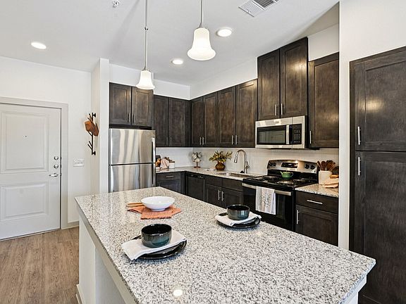 4th image of 1540 Edgefield Dr #1129