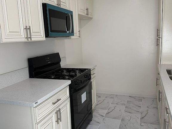 3rd image of 121 S Oxford Ave APT D