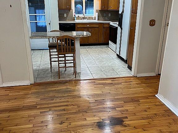 Kitchen with bar