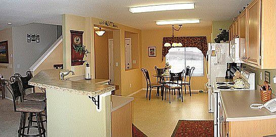 Kitchen w/ breakfast bar