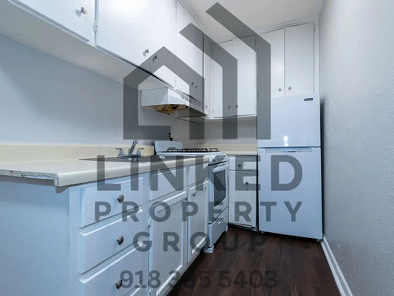 One Bedroom Apartments on Marshall! — Photo 2