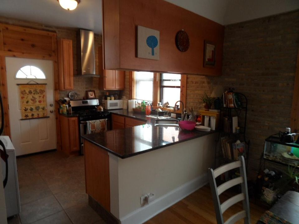 1st image of 6914 N Greenview Ave APT 3