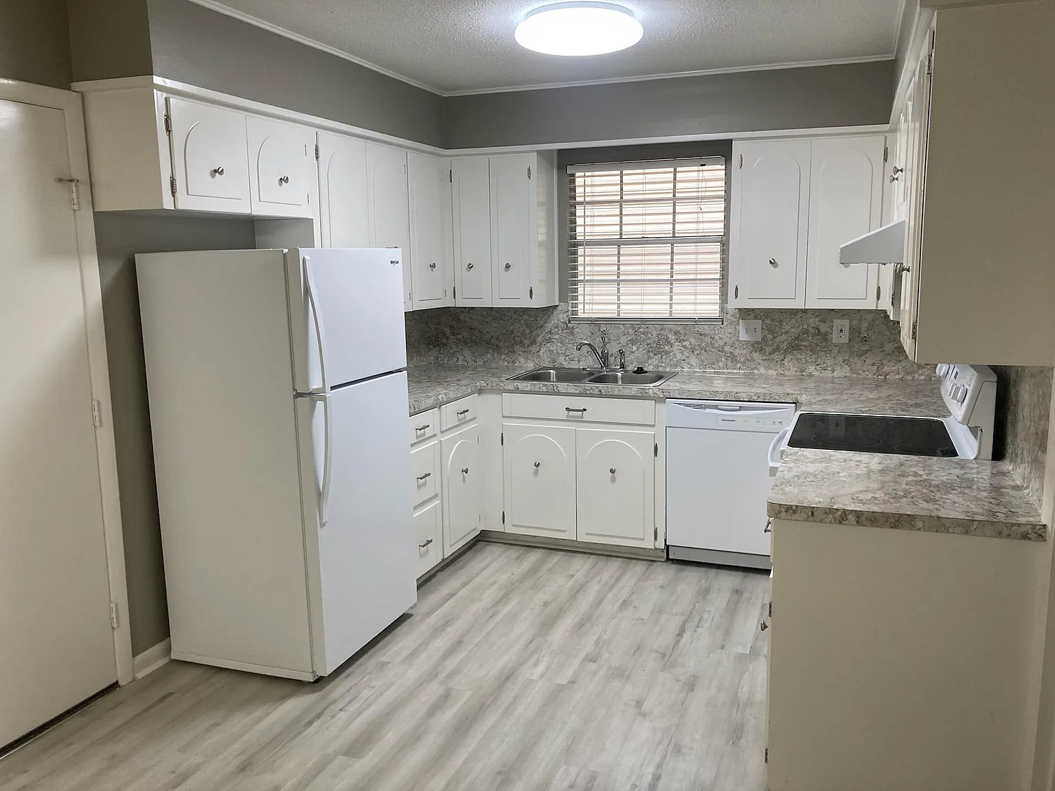 8620 Northgate Dr — Photo 2