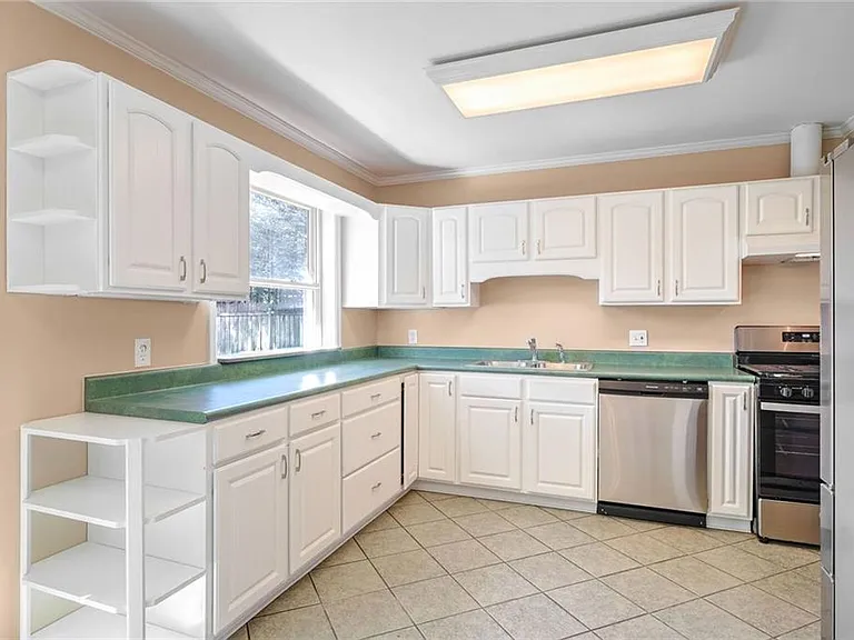 2741 Chelsea Dr — Photo 6