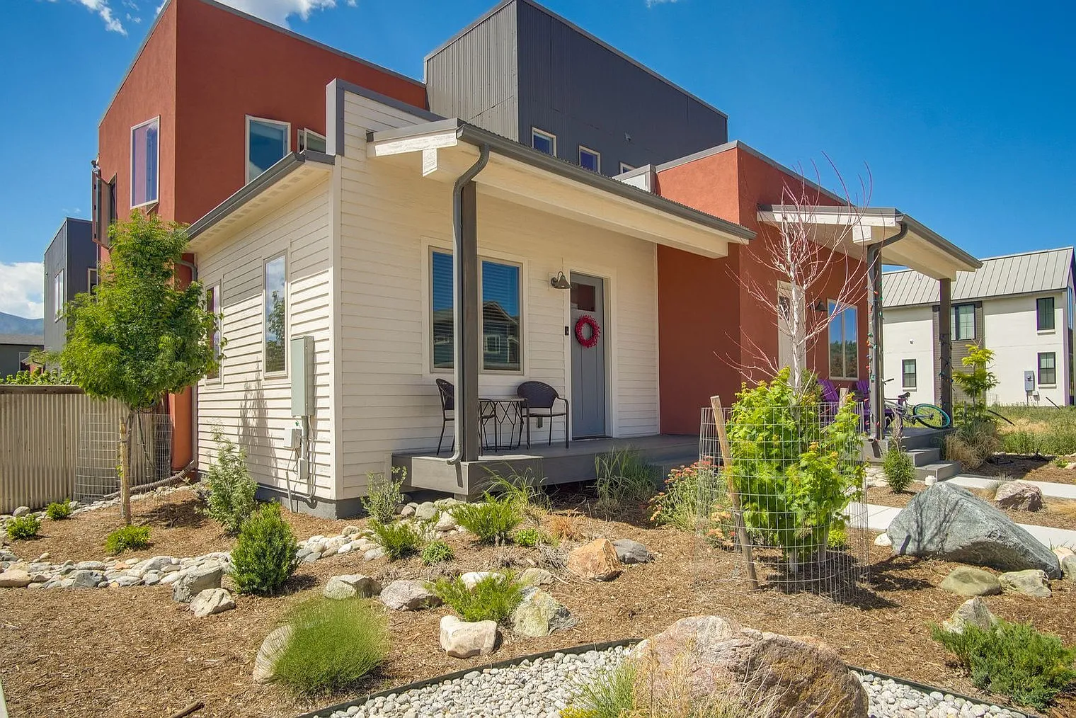 3 bed, 2.0 bath, 1184 sqft, $3,612 — Photo 3