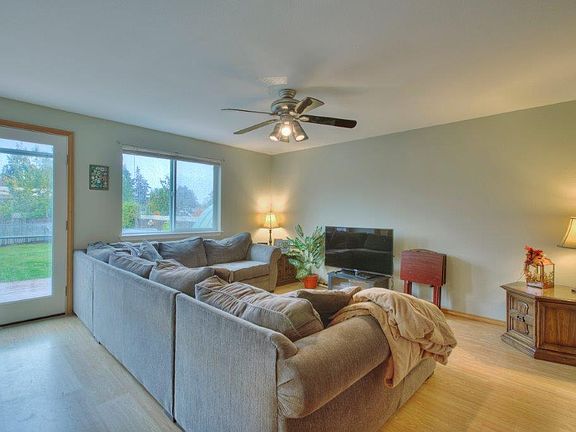 5th image of 1008 91st St E