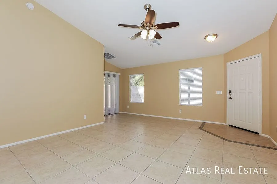 Stunning 4 Bed/2 Bath Single Level home located in San Tan Valley! Featuring split floorplan! — Photo 4