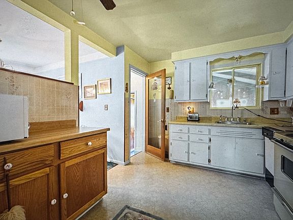 5th image of 24201 Curie St