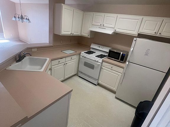 4th image of 13810 N Sutton Park Dr #335
