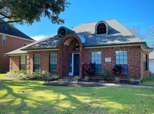 215 Peppermint Dr, Lake Jackson, TX 77566