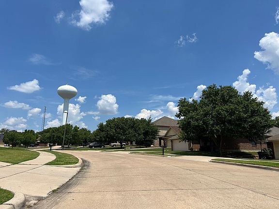 4th image of 2820 Greenway Dr