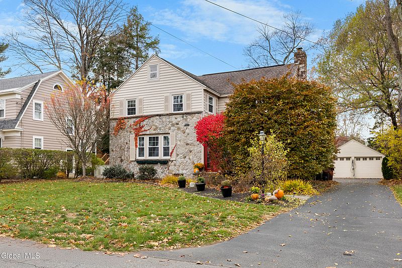 3rd image of 21 Roweland Avenue