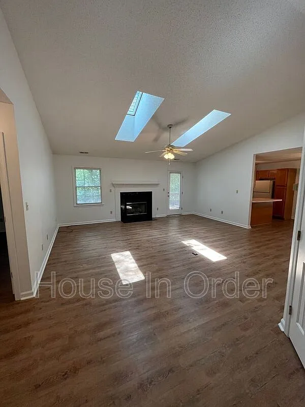 3 bed, 2.0 bath, $2,295 — Photo 4