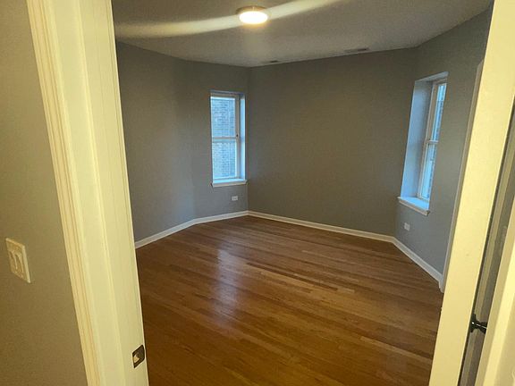 4th image of 7450 N Artesian Ave #1