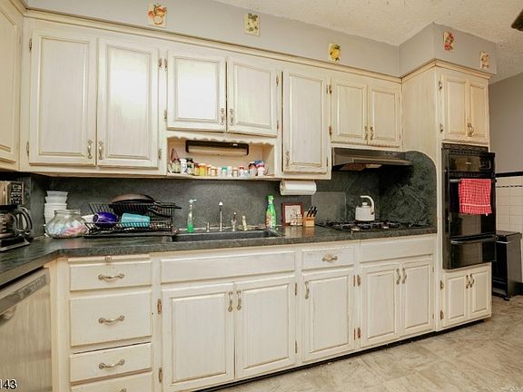 5th image of 227 Belmont Ave