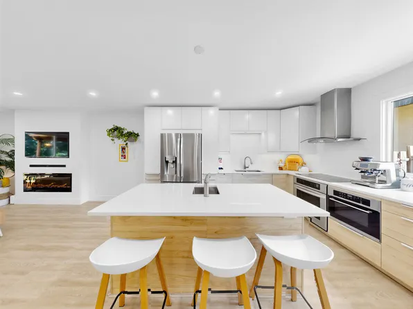 1270 Premier St, North Vancouver, BC V7J 2H4