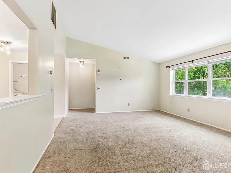 4 Chelsea Dr — Photo 4