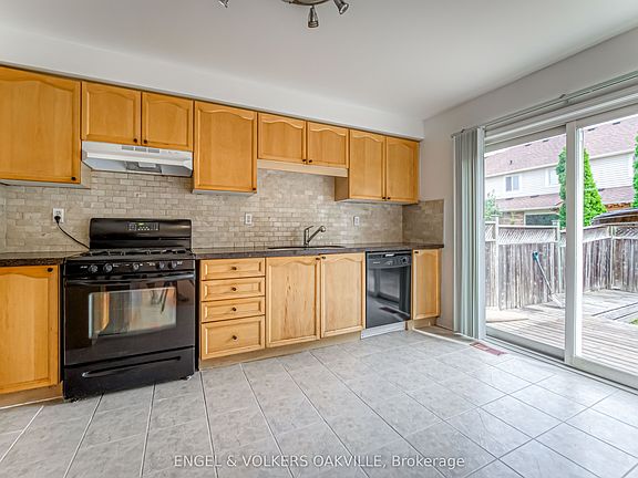 4th image of 1121 Barclay Cir