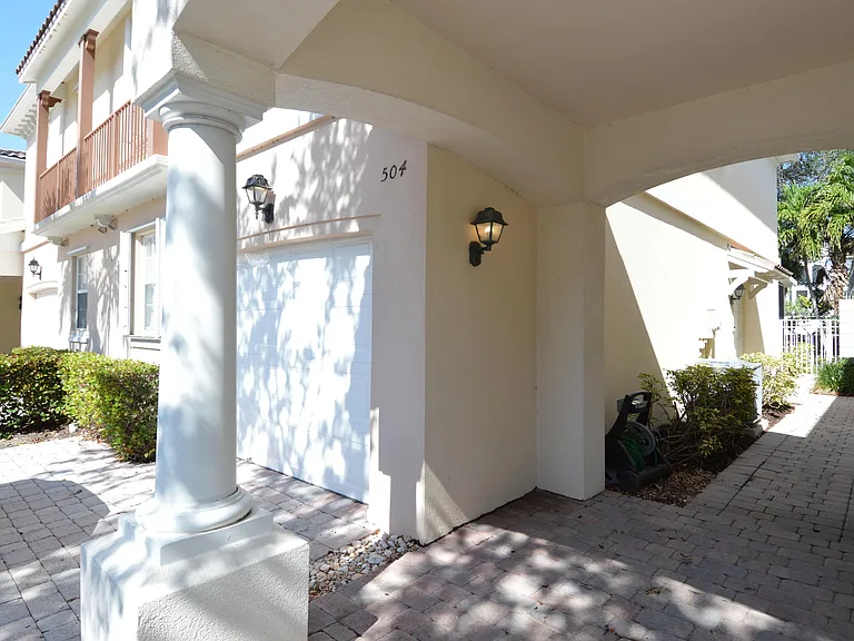 504 Capistrano Dr — Photo 2