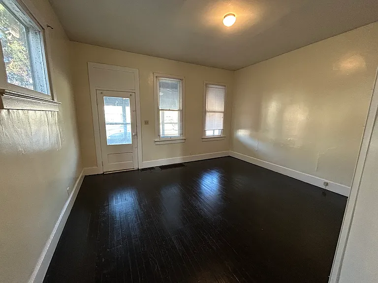818 SE 8th St — Photo 2
